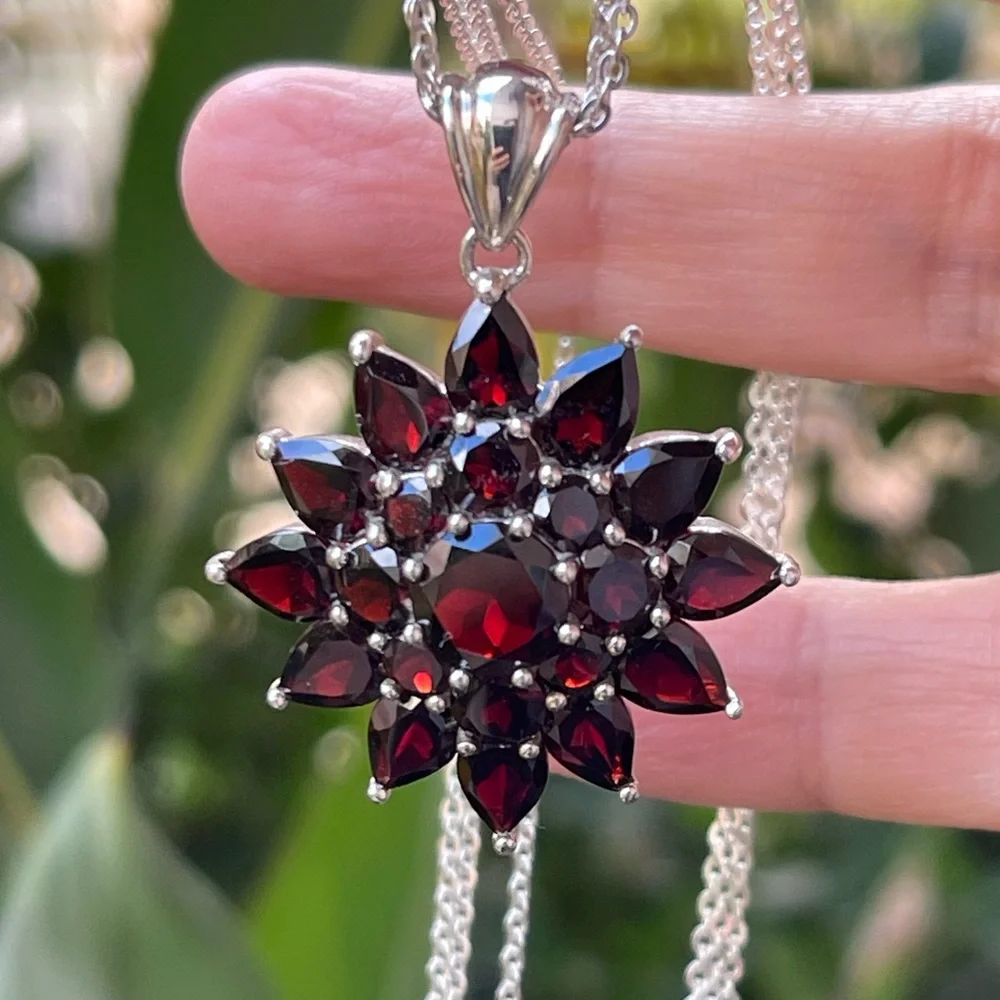 Natural garnet sunburst solid sterling silver pendant & 3 strand chain - Picture 3 of 11